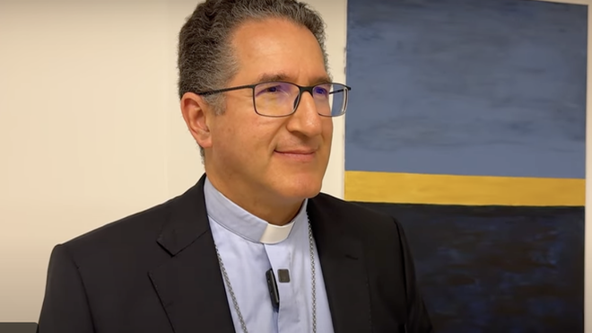 Monseñor Alí Herrera, durante la entrevista con los medios vaticanos