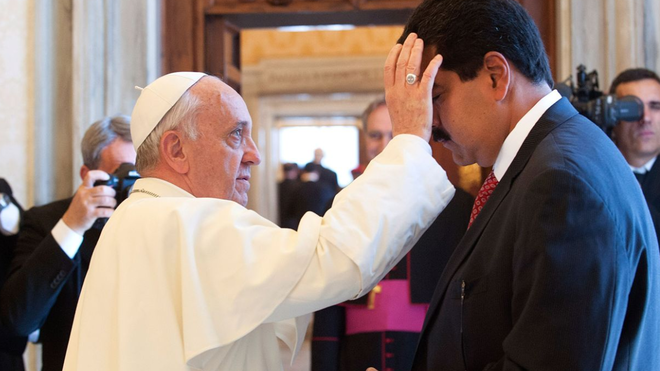 Francisco bendiciendo a Nicolás Maduro