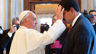 Francisco bendiciendo a Nicolás Maduro