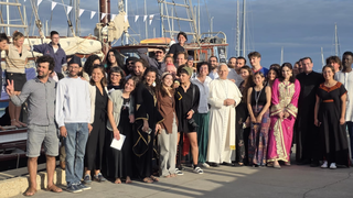 León XIV, con la joven tripulación