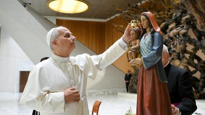 El Papa corona al Niño Jesús ante la Reina de los romaníes, sinti y caminantes