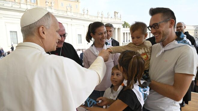 El Papa, con una familia en una audiencia general