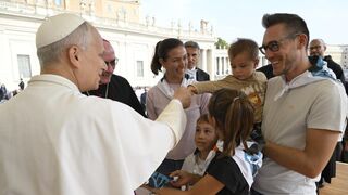 El Papa, con una familia en una audiencia general