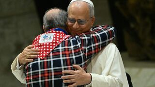 El abrazo de un gitano español al Papa