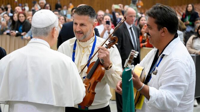 Dos participantes en el Jubileo de los romaníes, sinti y caminantes saludan a León XIV