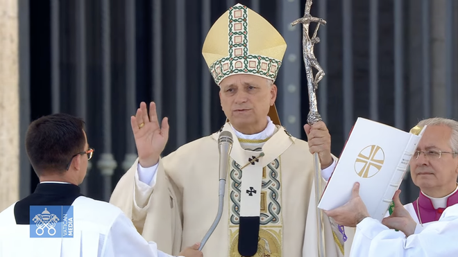 El Papa imparte la bendición al finalizar la oración del ángelus