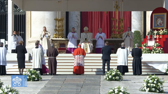 El cardenal Semeraro, ante el Papa, para el rito de canonización