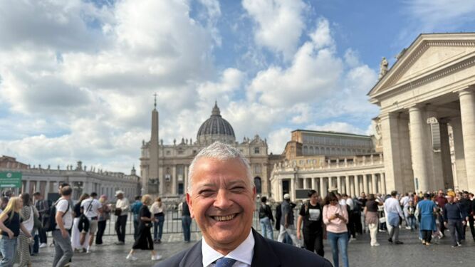 Pedro Salinas, en Roma, tras verse con el Papa