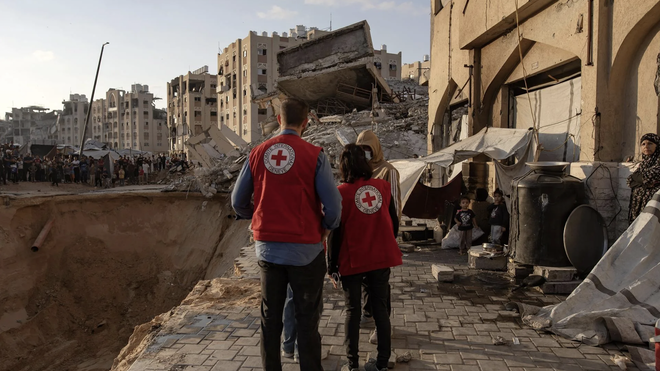 Miembros De la Cruz Roja en la devastada Gaza