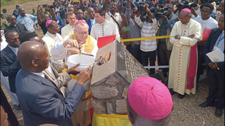 Parolin pone la primera piedra del monumento al arzobispo asesinado