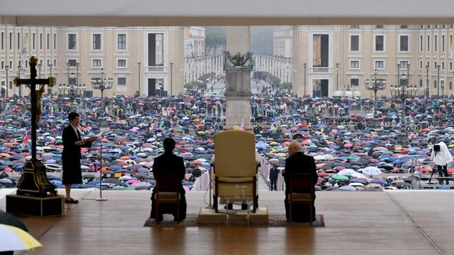 Audiencia bajo la lluvia