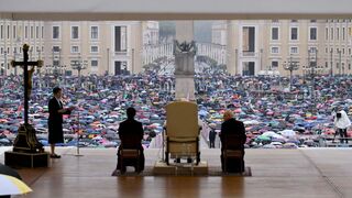 Audiencia bajo la lluvia