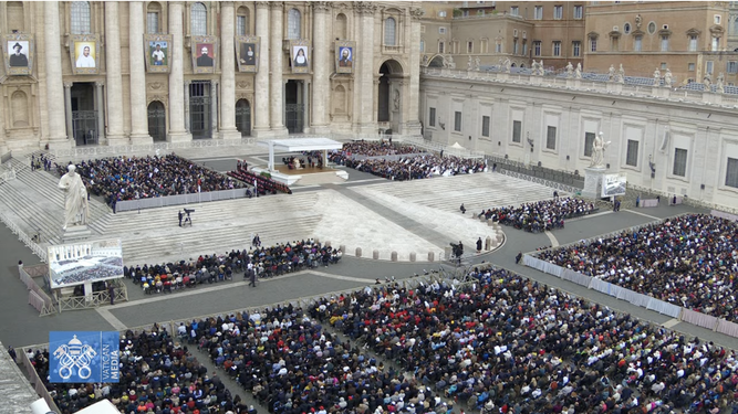 Fieles en la plaza de San Pedro durante la audiencia general