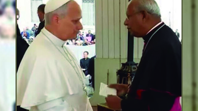Monseñor Andrews Thazhath entrega la invitación al Papa