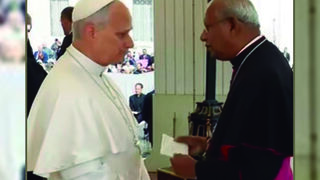 Monseñor Andrews Thazhath entrega la invitación al Papa
