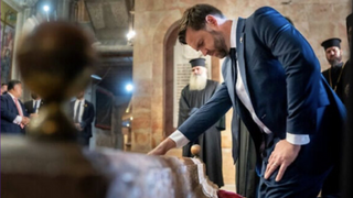 Vance reza en la Piedra de la Unión