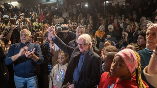 El director de cine, en su visita en 2023 a la comunidad de Spin Time