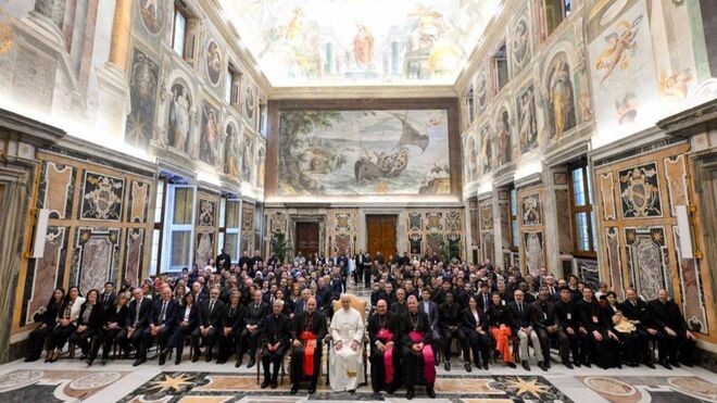 León XIV con miembros del Pontificio Instituto Teológico Juan Pablo II para las Ciencias del Matrimonio y de la Familia