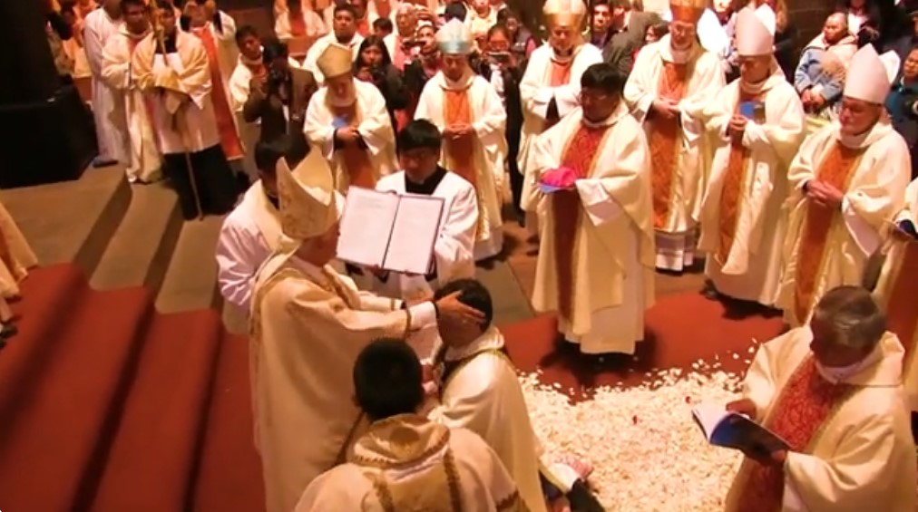 Prevost observa la uncion de la cabeza del nuevo obispo