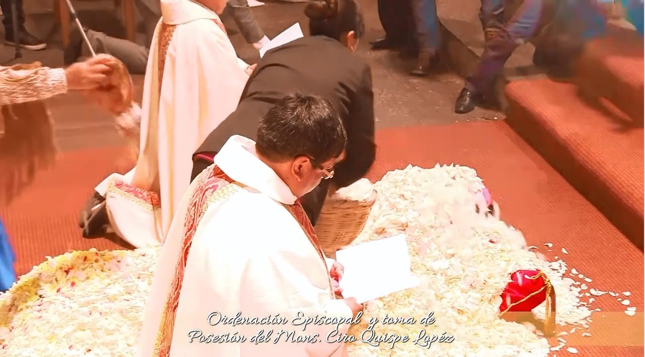 el nuevo obispo es cubierto con petalos de rosa en Juli