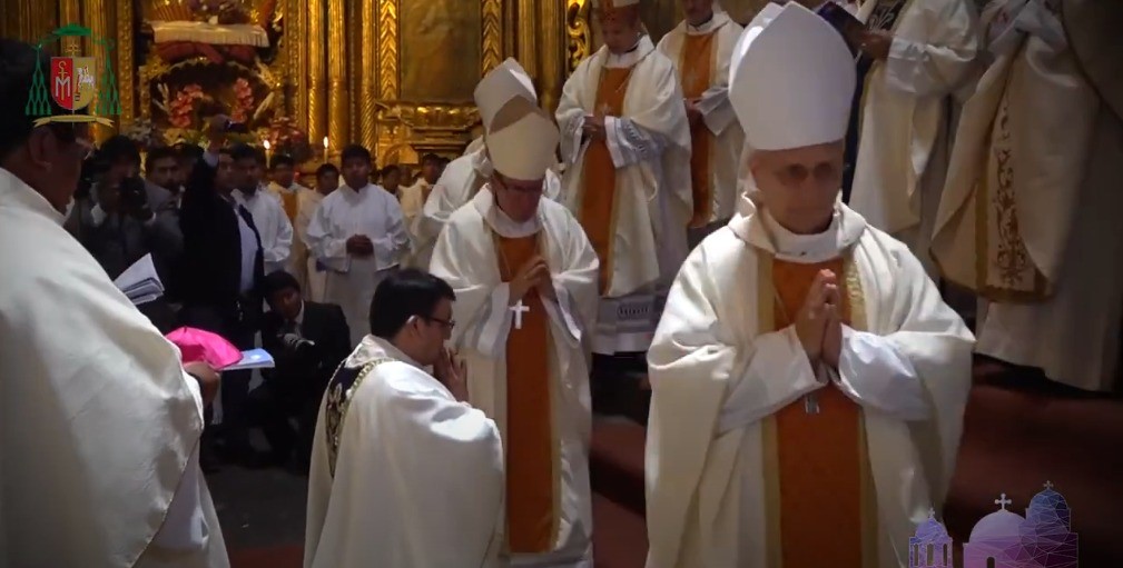 imposicion de las manos de los obispos concelebrantes