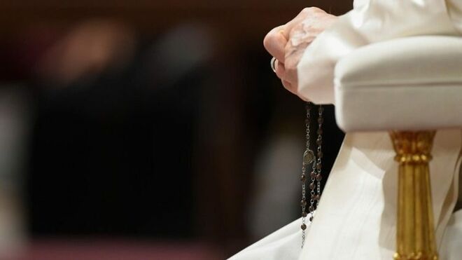 El papa rezando