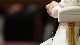 El papa rezando