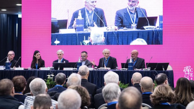 Zuppi, durante la reunión de los obispos italianos