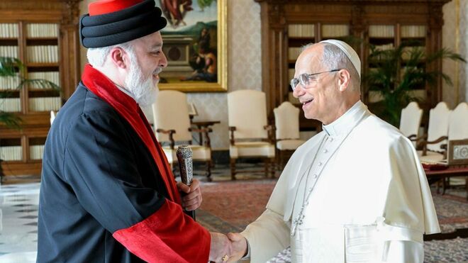León XIV saluda a Mar Awa III en el Vaticano