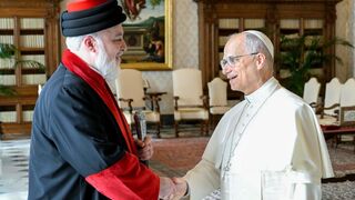 León XIV saluda a Mar Awa III en el Vaticano