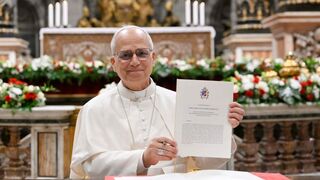 León XIV, tras firmar la carta