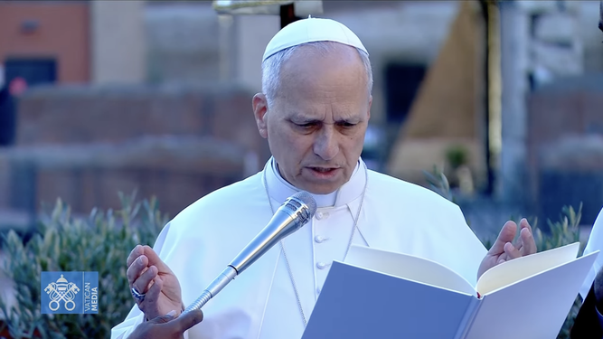 León XIV durante la oración por la paz