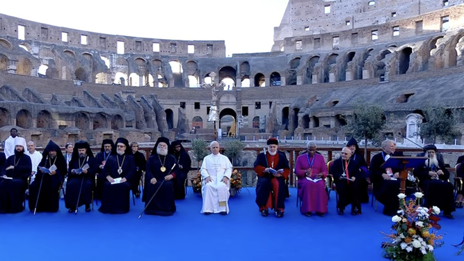 El Papa, con otros líderes religiosos en el Coliseo