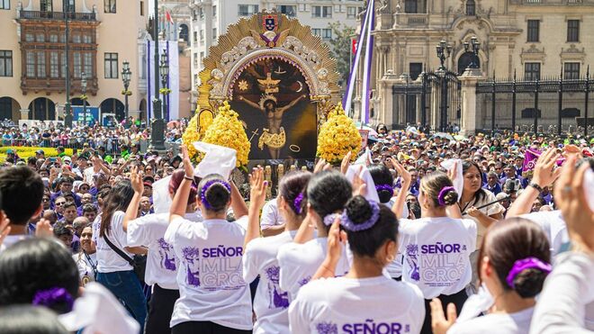 Jóvenes homenajean al Señor de los Milagros en Loma