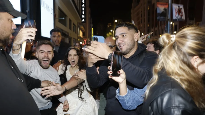 La artista, a su llegada a Callao en una aparición sorpresa para presentar 'Lux'