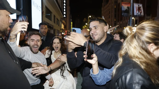 La artista, a su llegada a Callao en una aparición sorpresa para presentar 'Lux'