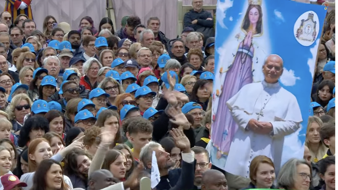Fieles en la plaza de San Pedro