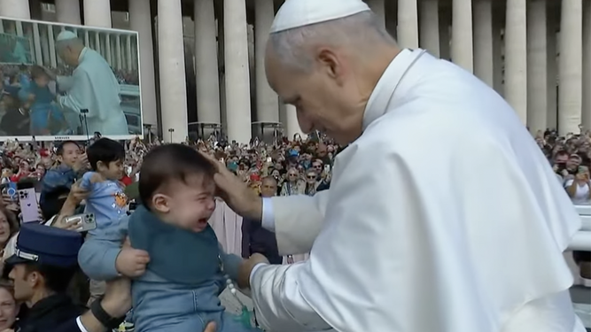 León XIV bendice a un niño