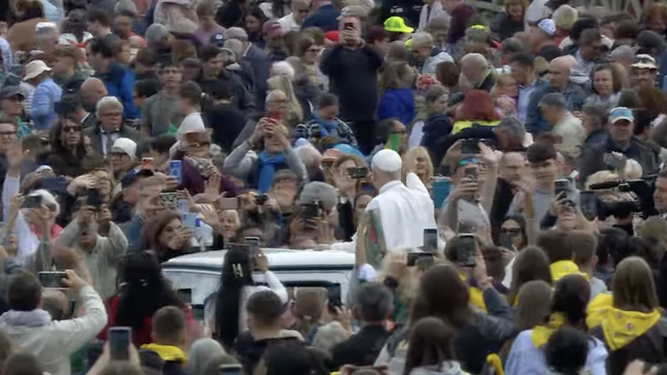 León XIV, en medio de los fieles