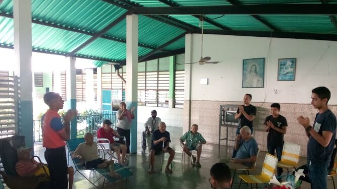 Seminaristas en un asilo