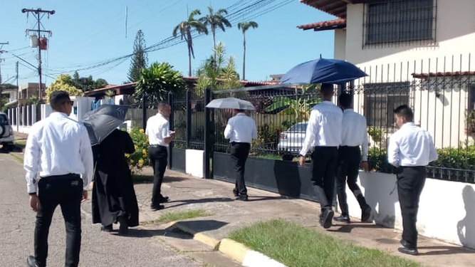 Casa por casa evangelizando