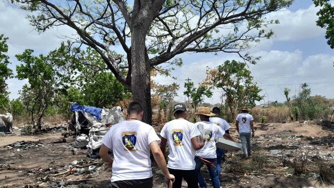 Seminaristas realizando atención sanitaria