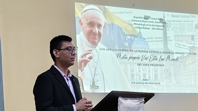 Un seminarista exponiendo en una clase