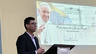 Un seminarista exponiendo en una clase