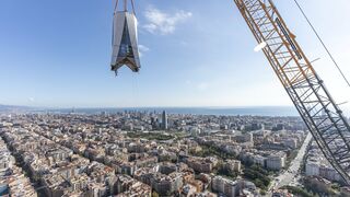 La Sagrada Familia coloca el primer elemento de la Cruz en la torre de Jesucristo