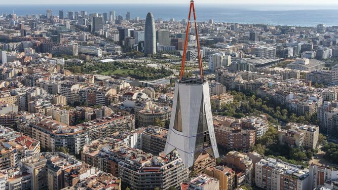 Colocación de la torre de Jesucristo en la Sagrada Familia de Gaudí
