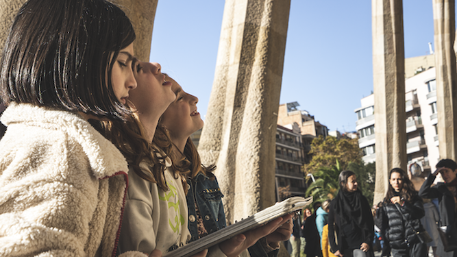 Estudiantes ante la Sagrada Familia de Gaudí