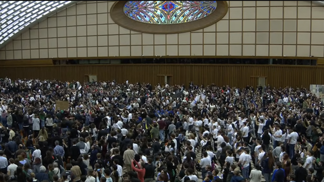 El Aula Pablo VI, repleta