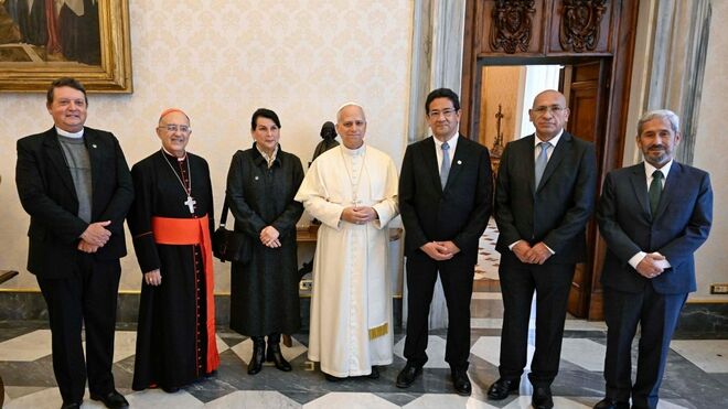 León XIV con la delegación de la Pontificia Universidad Católica del Perú