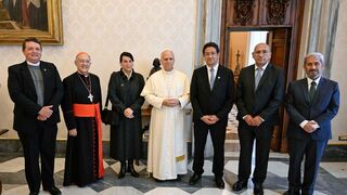 León XIV con la delegación de la Pontificia Universidad Católica del Perú